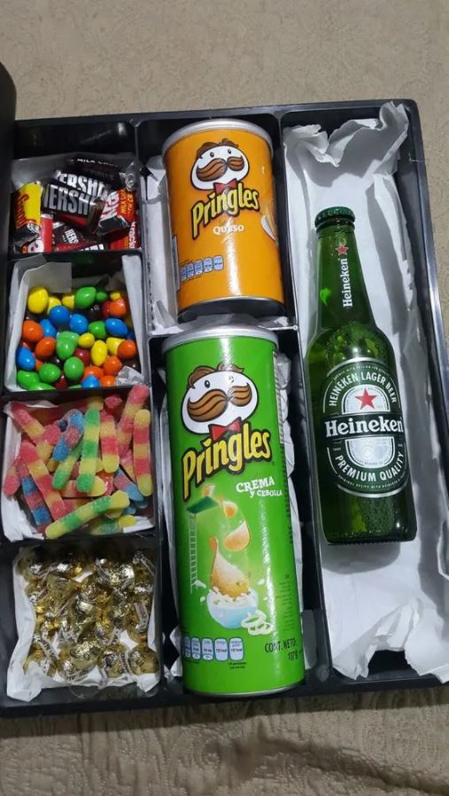 15. Coffret cadeau composé de bonbons, de Pringles et d’une bière Heineken.